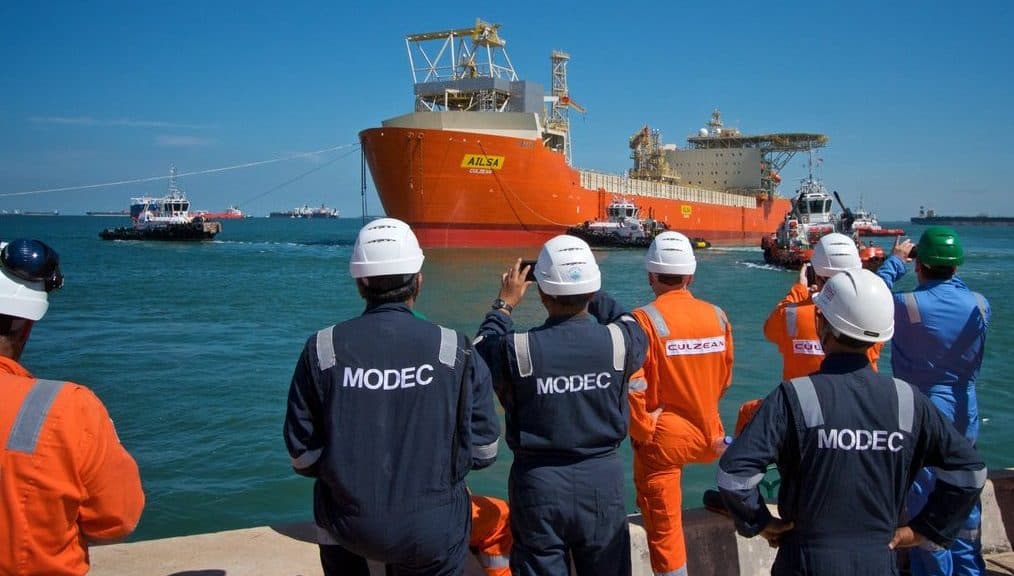 funcionarios da modec avistando embarcação offshore