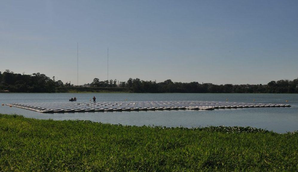 painéis solares flutuantes em usina localizada em são paulo