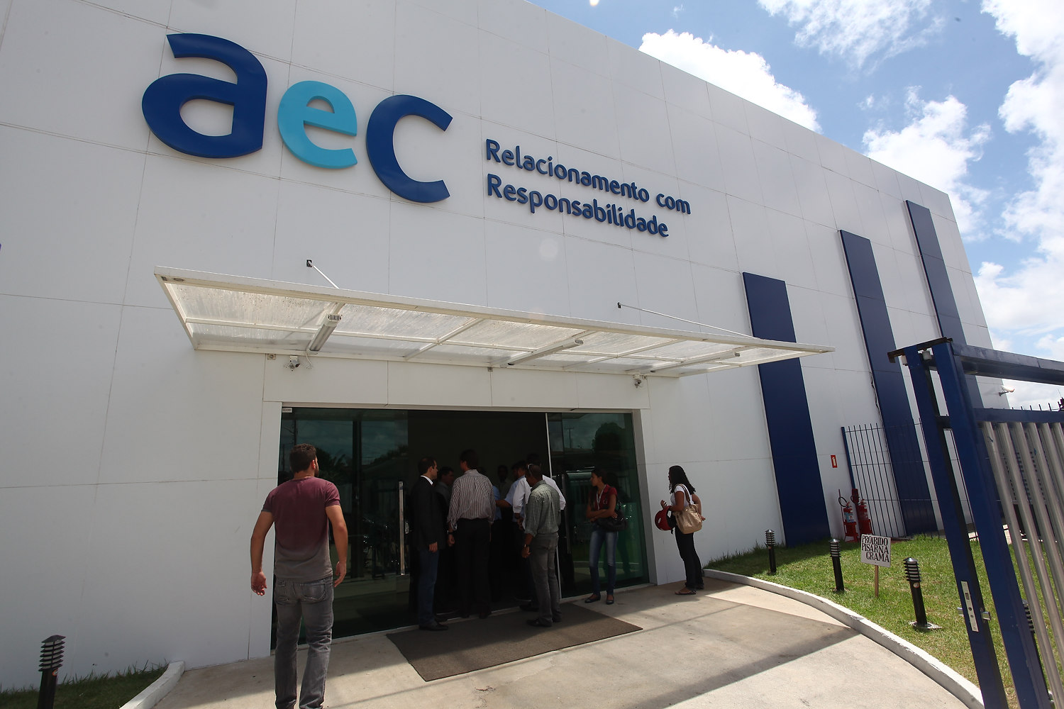Empresa AeC oferece 1.170 vagas para o cargo de atendente
