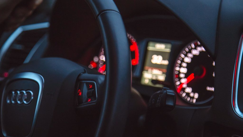 Audi AG, multinacional referência no setor automobilístico, tem vagas de emprego para várias áreas. Veja locais e como se candidatar - Canva