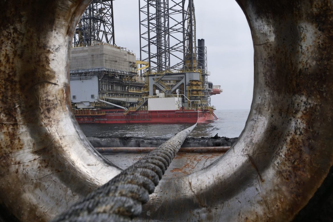 Oxy, multinacional de petróleo e gás, está com vagas de emprego offshore; saiba como se candidatar - Canva