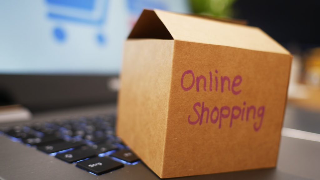 Ações da Amazon dispararam 12% em uma semana após anunciar investimentos sustentáveis em tecnologia verde - Canva