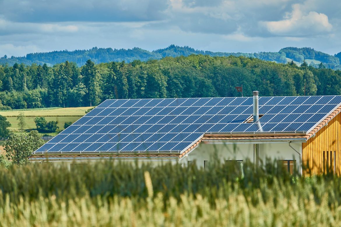 Com escassez de material para produção, reciclagem de painel solar movimenta economia de US$ 119 bi! - Canva