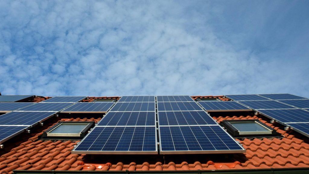 Vestas, multinacional de condutores para painéis solares, tem 1400 vagas de emprego no exterior e em vários estados no Brasil - Canva
