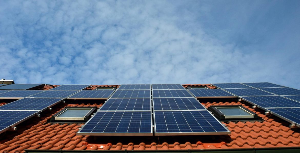Vestas, multinacional de condutores para painéis solares, tem 1400 vagas de emprego no exterior e em vários estados no Brasil - Canva