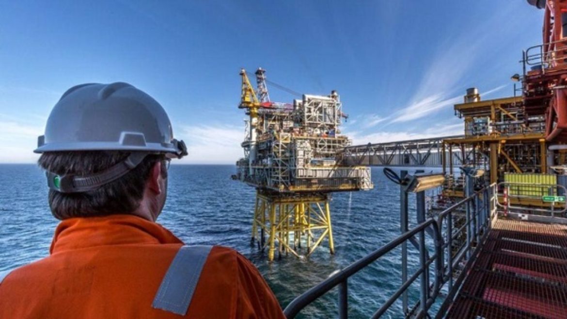 Empresas do ramo de petróleo e gás estão com mais de 700 vagas de vagas de emprego offshore para profissionais de Macaé, Niterói, Santos e mais