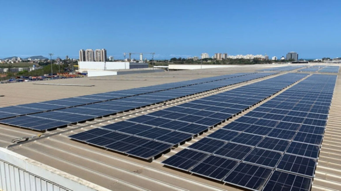 A base do centro integrado de operações da companhia Schlumberger na região de Macaé acaba de receber a instalação de uma nova usina de energia solar, contribuindo assim para a redução dos impactos ambientais e da emissão de carbono.