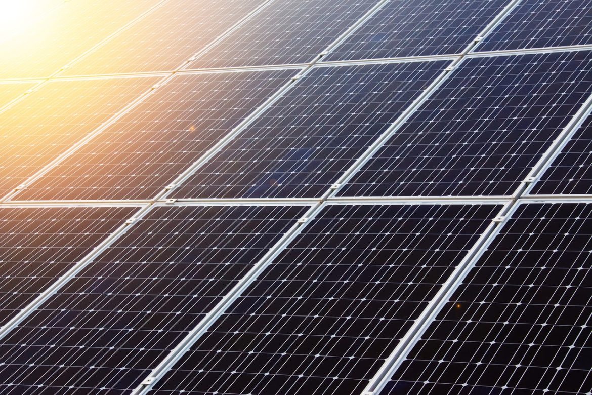 A Absolar está prevendo um crescimento de até três vezes na produção centralizada de energia solar até o ano de 2026 e pretende investir nos leilões de energia para que a geração seja o foco dos investimentos no mercado nacional pelos próximos anos