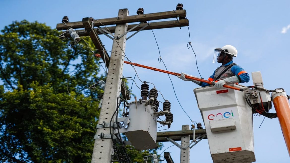 Se você é um profissional do setor energético, mora em São Paulo, Goiás, Ceará ou Rio de Janeiro e está desempregado, saiba que essa pode ser a sua chance de entrar na Enel Brasil. A companhia está com alguns processos seletivos em andamento, para que os candidatos concorram as vagas de emprego que estão disponíveis pelo Brasil.