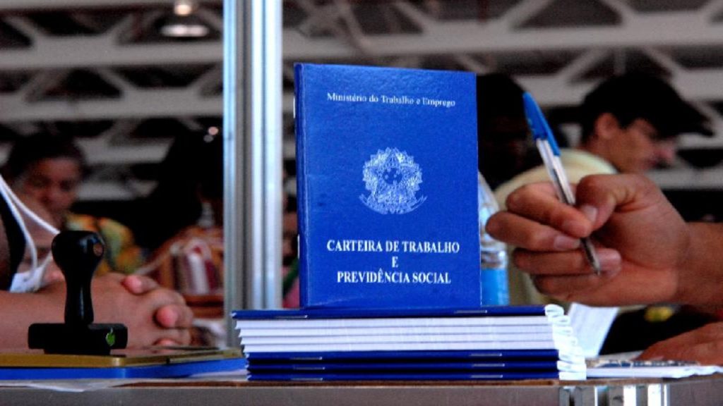 Comércio abre mais de 1.000 vagas de emprego para candidatos com ensino fundamental, médio, técnico e superior completo no ES