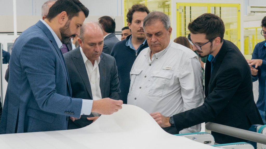 Paraná recebe R$ 220 milhões para construir a primeira fábrica nacional de módulos fotovoltaicos