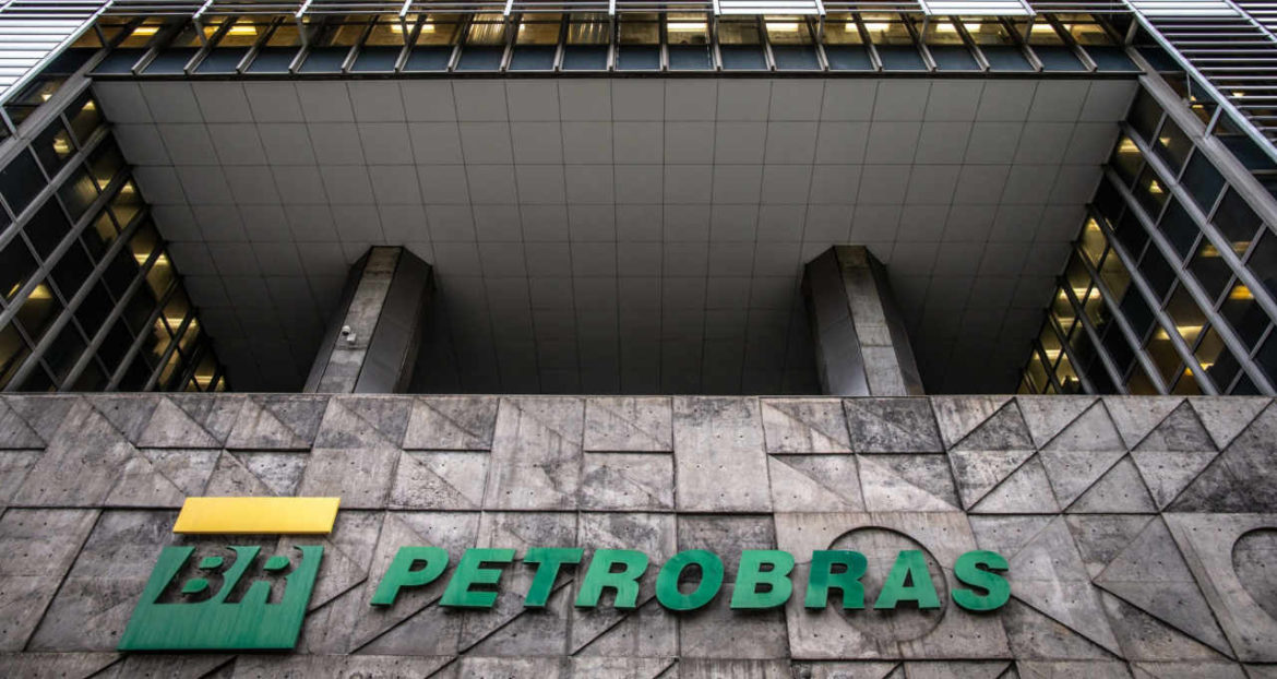 Um novo projeto de lei apresentado à Câmara visa a proibição da política de preços da Petrobras para a comercialização de combustíveis no Brasil. A estatal poderá então deixar de se basear nos valores do mercado internacional para sua tabela de preços.