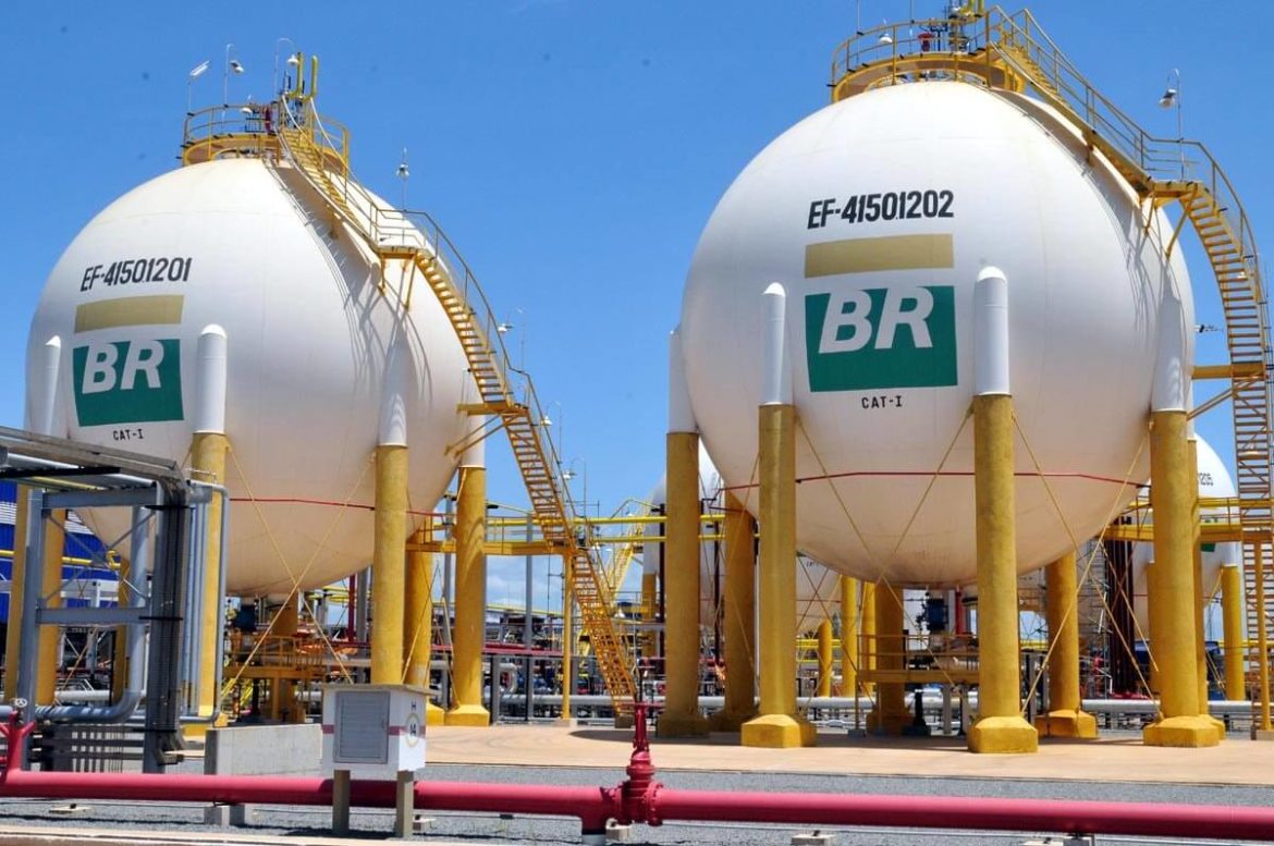 Mesmo barril de petróleo caindo 12%, Petrobras não reduz valor dos combustíveis