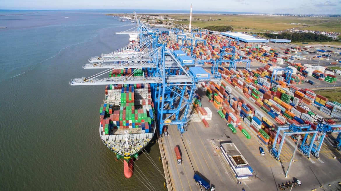 As novas boias instaladas fora da Barra do Rio Grande garantem mais segurança na entrada e saída de navios no Porto do Rio Grande.