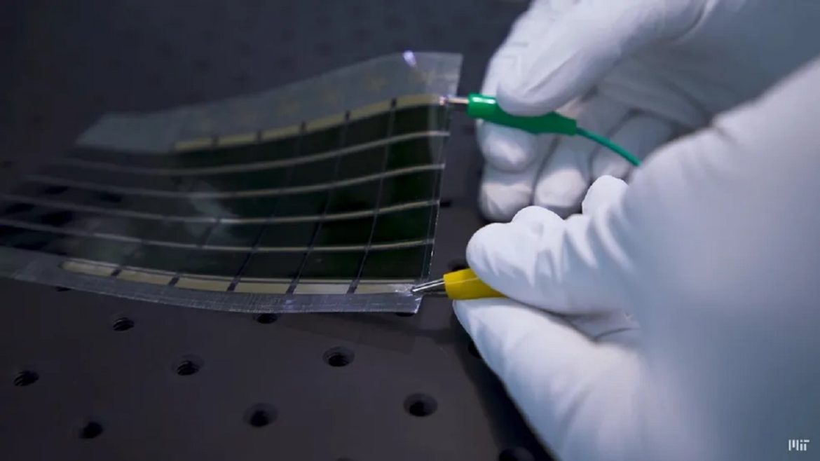 Engenheiros do MIT desenvolvem células solares superfinas mais leves, eficientes e fáceis de aplicar