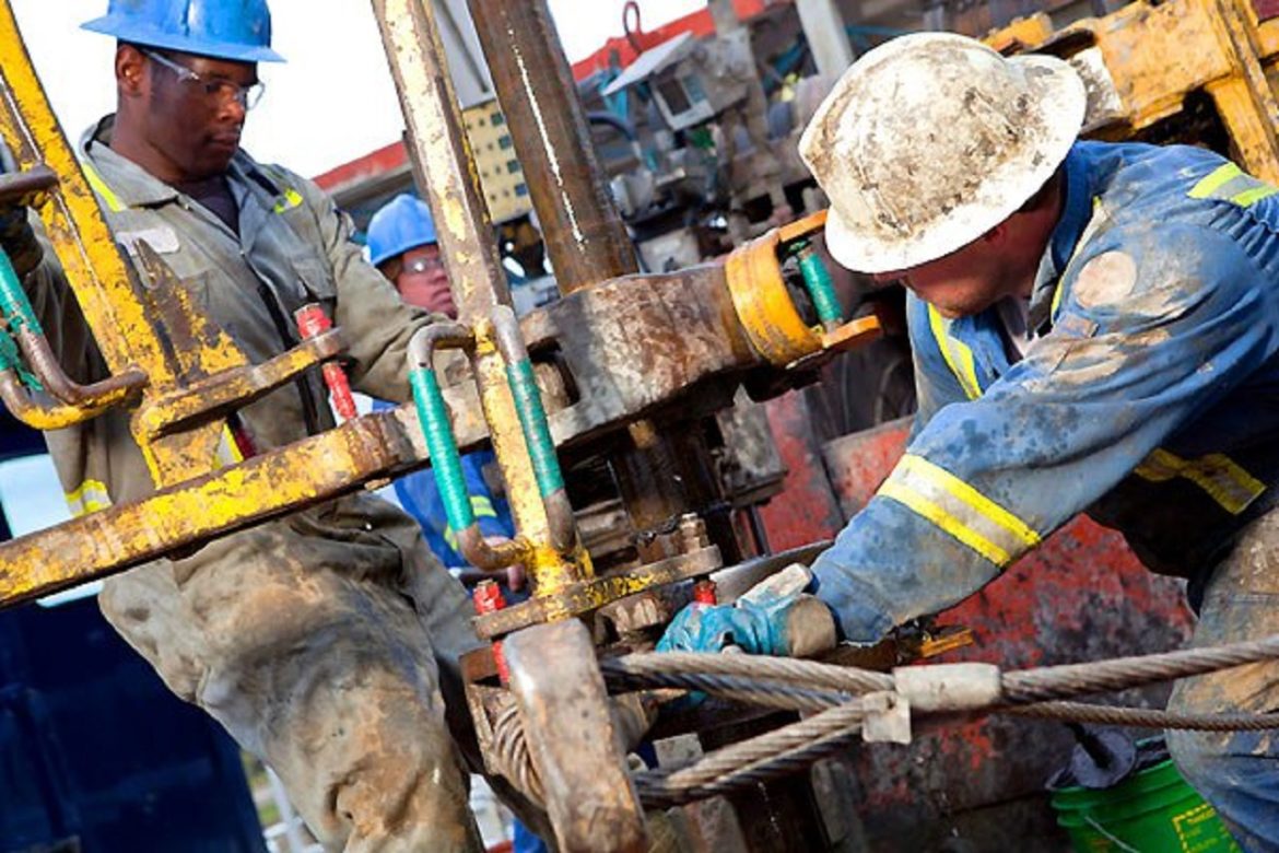 Indústria de petróleo e gás promete gerar 500 mil vagas de emprego offshore com salários acima de R$ 15 mil em Macaé nos próximos anos