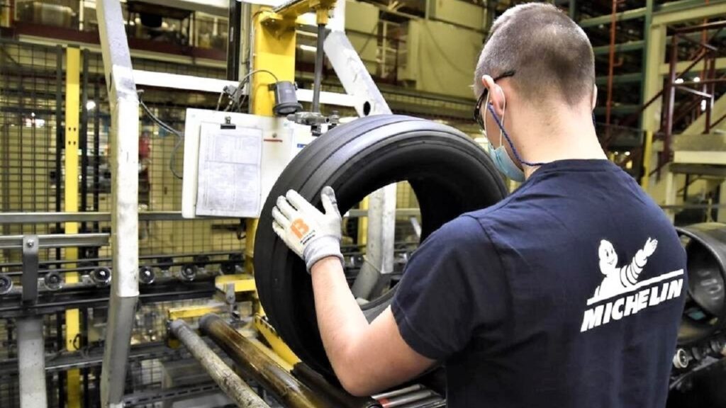 Michelin, a multinacional da indústria de pneus, recruta dezenas de profissionais para vagas de emprego em suas fábricas