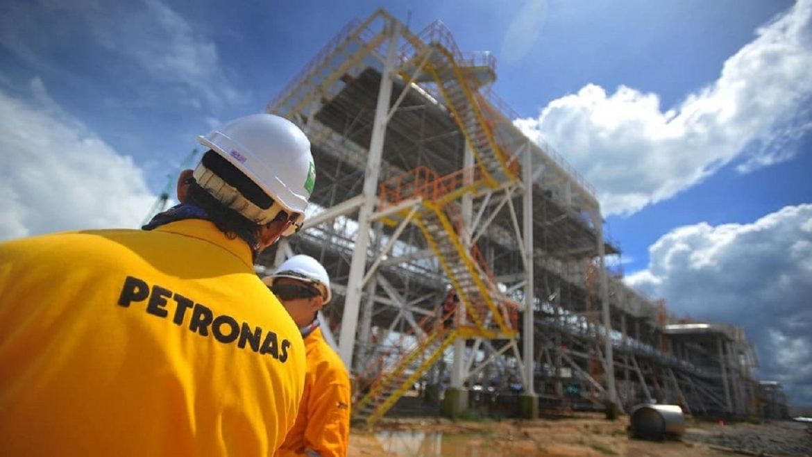 Multinacional Petronas abre dezenas de vagas de emprego offshore com oportunidades para trabalhar dentro e fora do Brasil