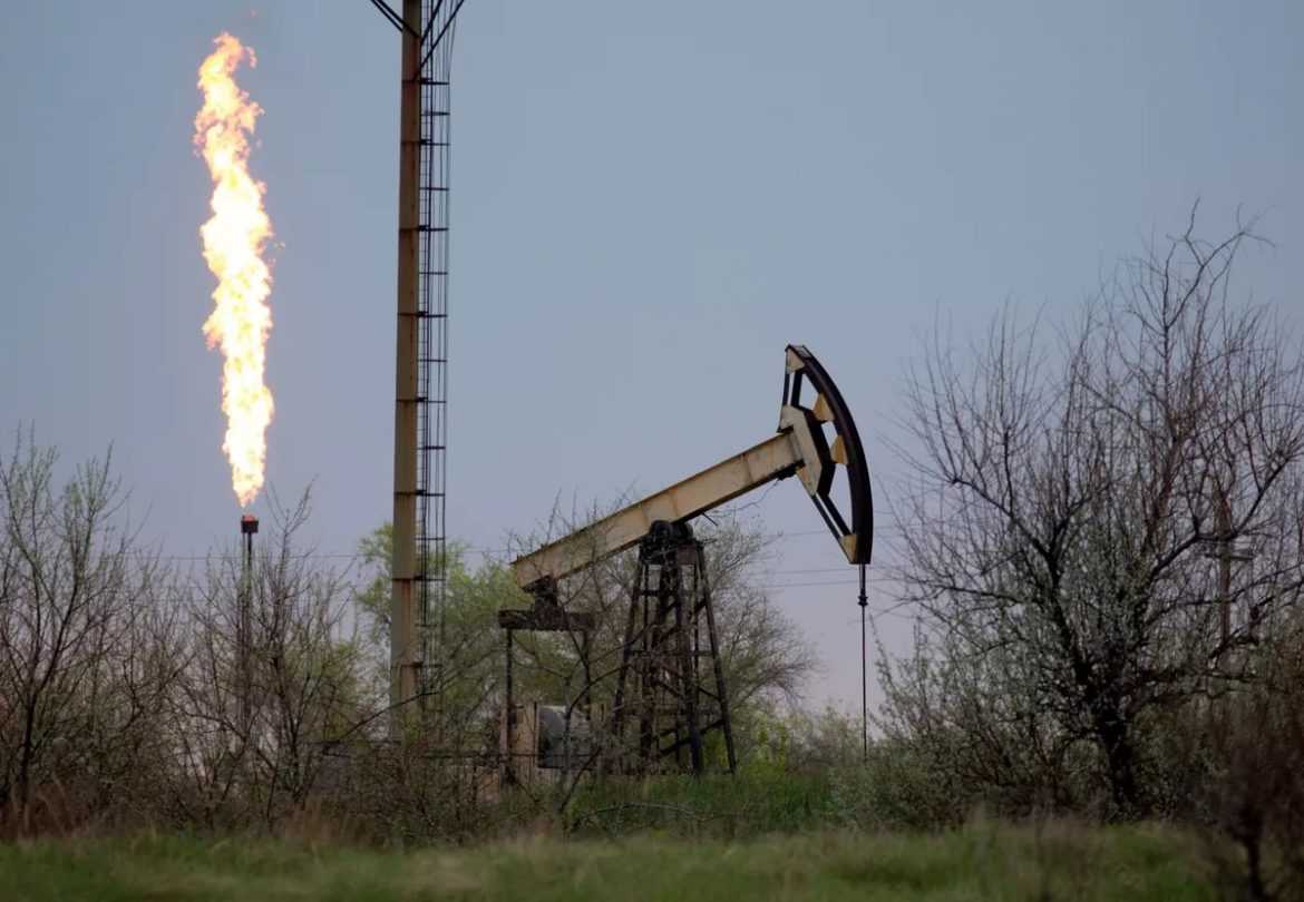 Presidente da Rússia ameaça cortar produção de petróleo em resposta ao G7