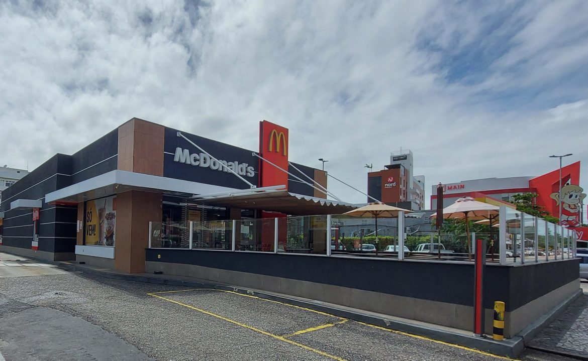 McDonald's abre mais de 150 vagas sem experiência para cargos de atendente, embaixador e gerente de plantão, inclusive de meio período