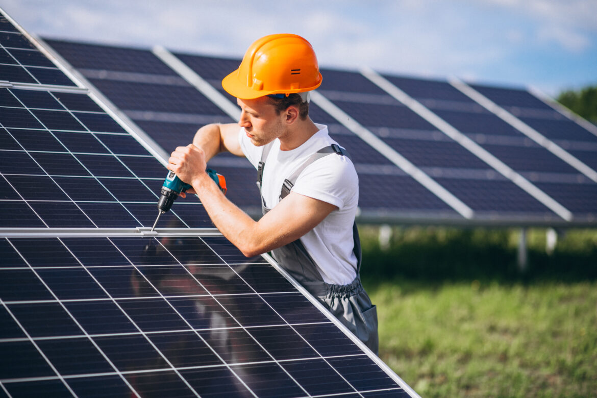 Lavar placa solar dá choque? Quais cuidados necessários para lavar?