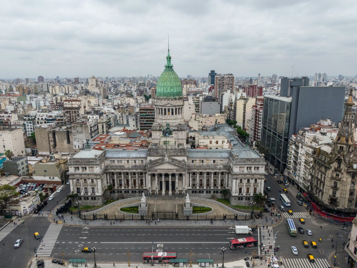 Seca e dependência da agropecuária farão PIB da Argentina reduzir US$ 19 bilhões, impactando o Brasil