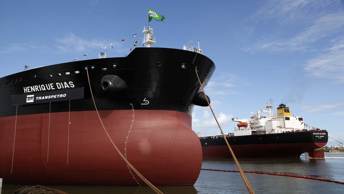 Ampliação da frota de navios da Transpetro pela Petrobras promete incentivar estaleiros, revela Lula