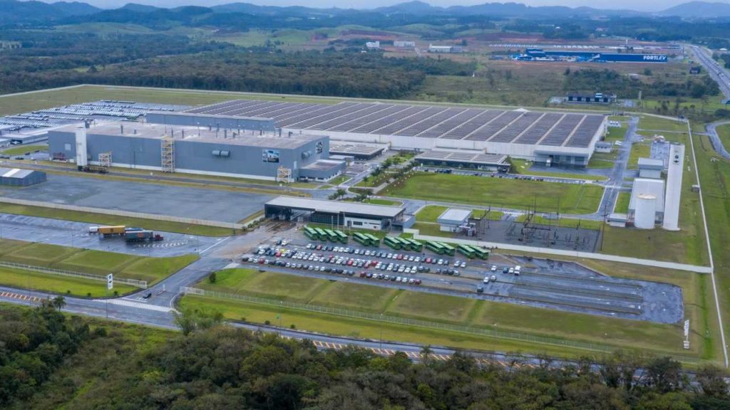 Energia limpa na indústria automobilística BMW produz 650 veículos com energia solar no Brasil
