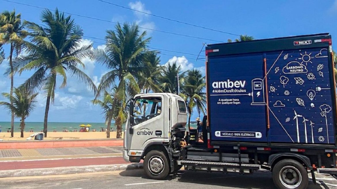 Raízen e Ambev se unem em prol do uso de energia limpa em seus caminhões elétricos