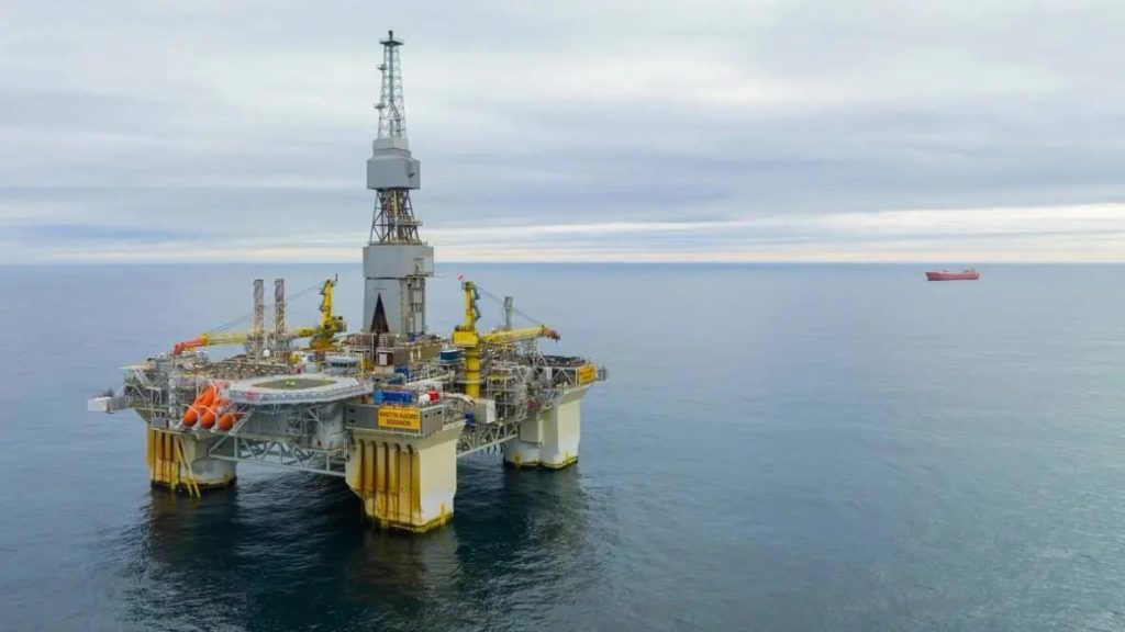 Equinor retoma produção no campo Njord, aumentando a vida útil em 20 anos e fortalecendo sua presença no setor de petróleo e gás da Europa.