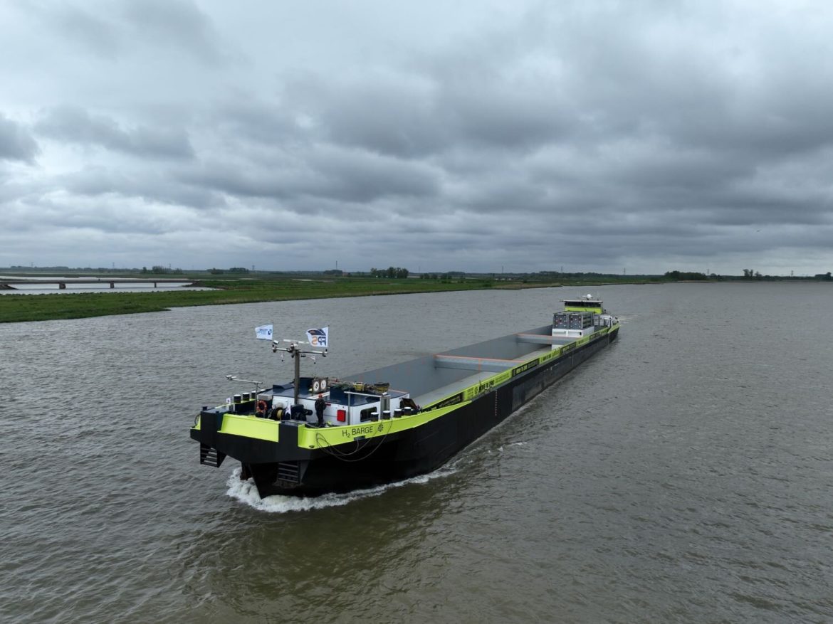 Batizado de H2 Barge 1, o novo navio porta-contêineres movido a hidrogênio foi lançado na Holanda pela Proof Shipping.