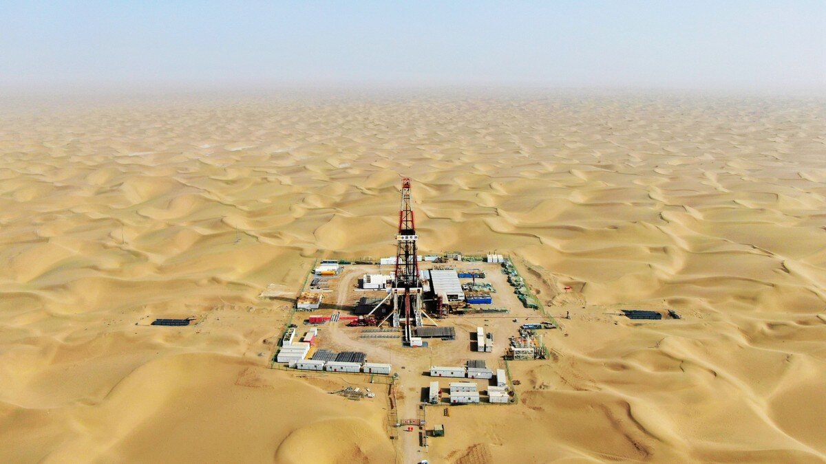 A Bacia de Tarim é conhecida por suas vastas reservas de petróleo e gás, tornando-a de extrema importância econômica para a China.