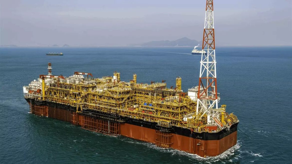 A construção do novo FPSO irá movimentar o setor, e segundo a SBM Offshore, a previsão é que primeiro óleo seja para o ano de 2025.