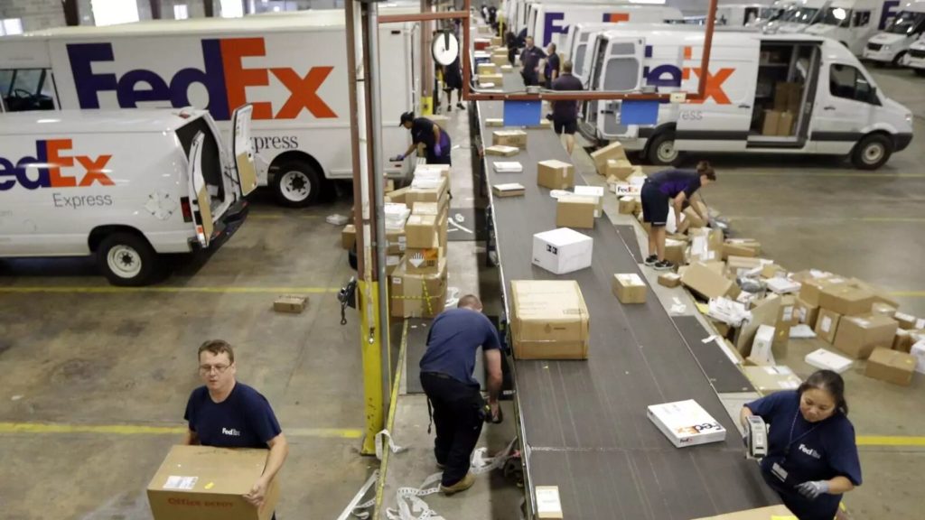 No total, a FedEx possui 28 vagas de emprego ofertadas para brasileiros que possuem ou não experiência prévia nas funções.