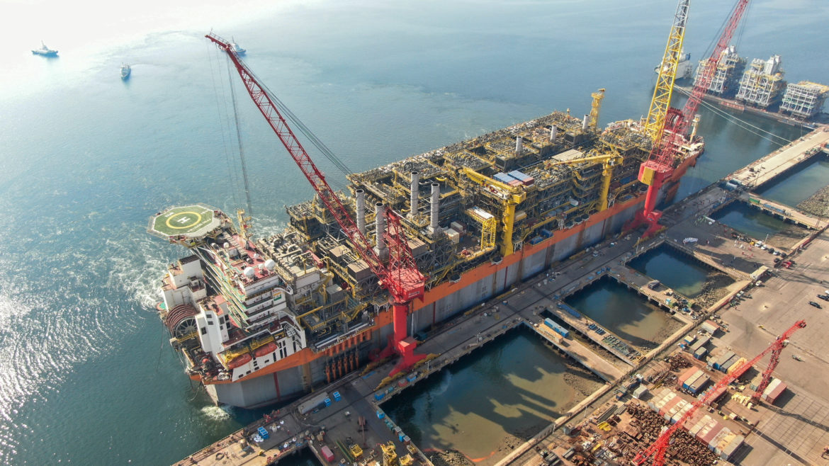 O processo de construção do FPSO Sepetiba envolveu fases de integração dos topsides e comissionamento onshore no estaleiro Bomesc, na China.