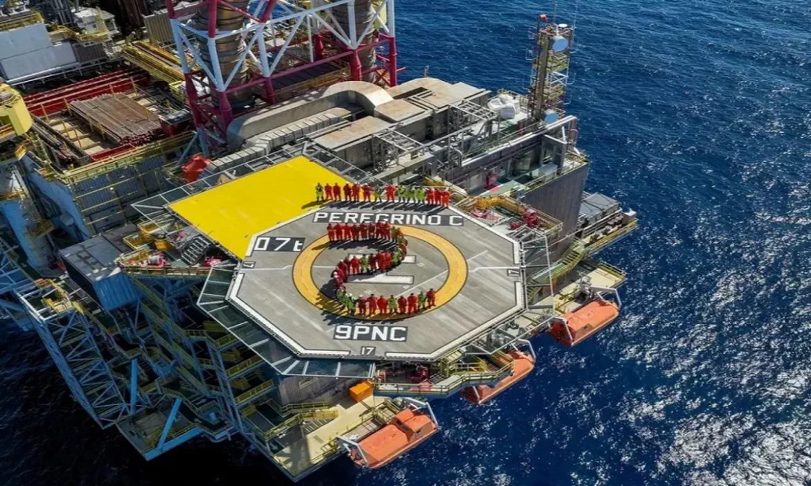 São diversas vagas offshore disponíveis em Macaé para profissionais com e sem experiência no setor de petróleo e gás natural.