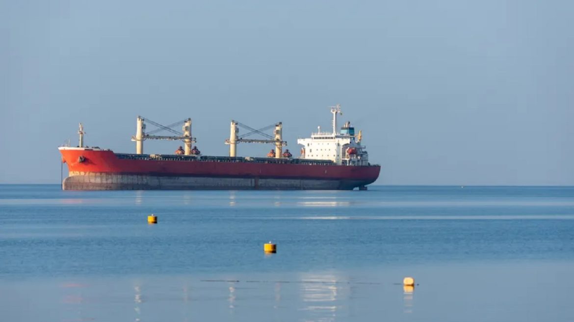 Navio-tanque abandonado contendo mais de um milhão de barris de petróleo começa a ser esvaziado