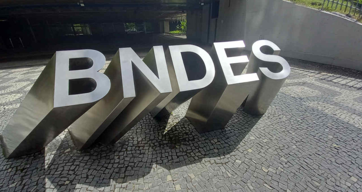 O BNDES tem demonstrado seu compromisso com o setor de biocombustíveis, tendo aprovado 13 operações de financiamento entre 2021 e 2023.
