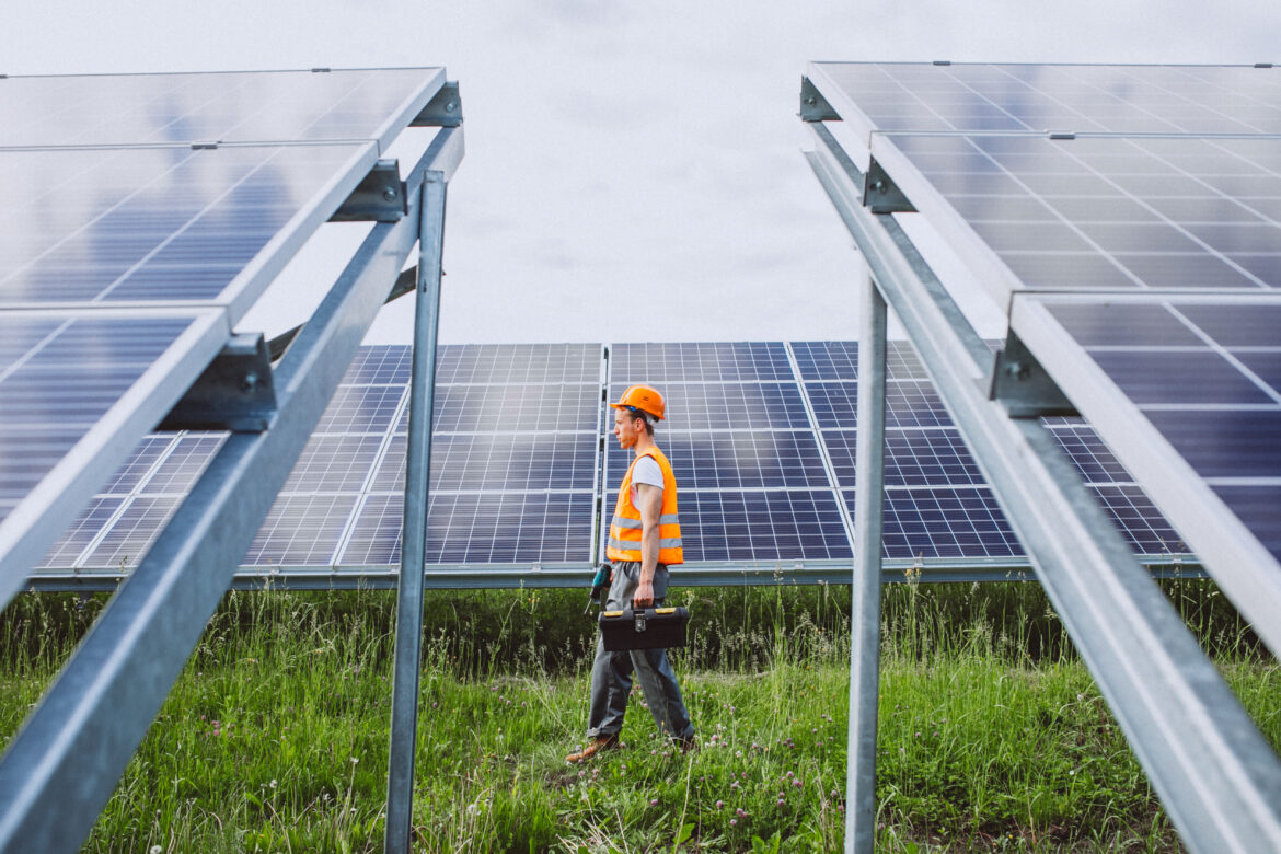 Conheça os impactos da tarifa da 'taxação do sol' e os benefícios para quem investiu em energia solar antes da vigência da lei.