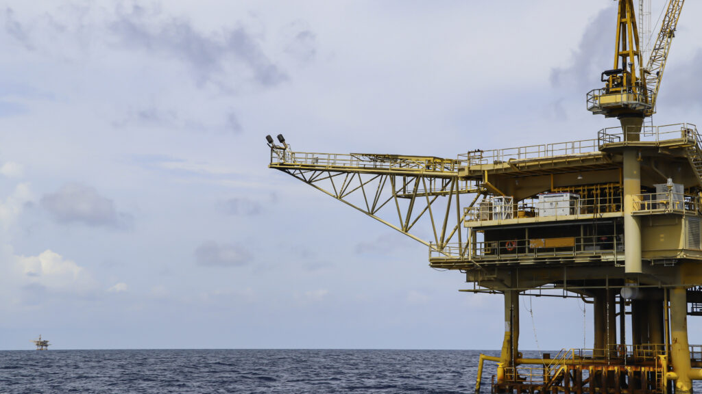 A Chevron afirmou que continuará negociando com os representantes dos trabalhadores, visando alcançar um acordo que beneficie ambas as partes.