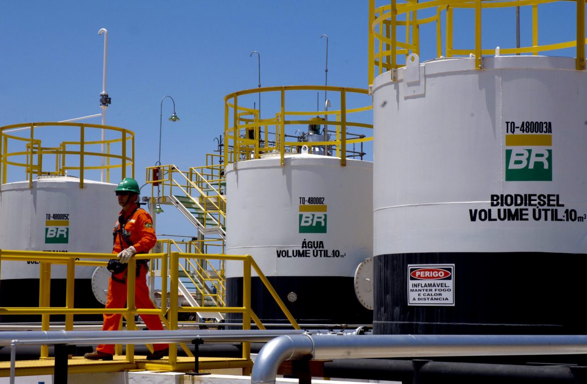 A Petrobras justificou que a redução de empregos em todas as regiões do país ocorreu devido aos programas de Desligamento Voluntário (PDV),