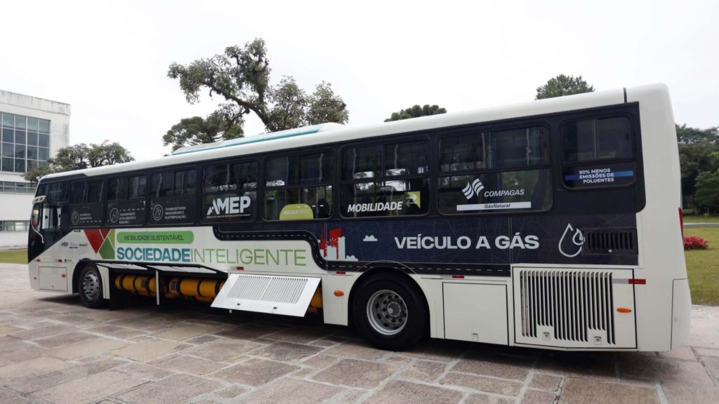 Em relação à segurança, o ônibus conta com oito cilindros de gás instalados na lateral dianteira, proporcionando uma autonomia de 300 km.