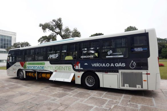 Em relação à segurança, o ônibus conta com oito cilindros de gás instalados na lateral dianteira, proporcionando uma autonomia de 300 km.