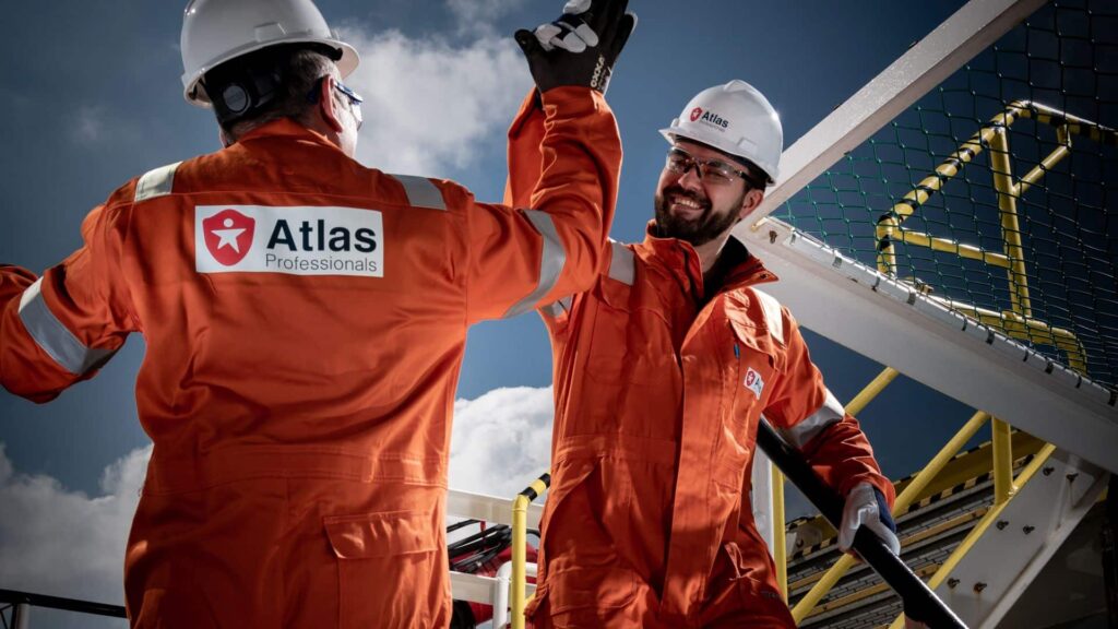São dezenas de vagas Offshore abertas pela Atlas Professionals no Brasil e centenas de oportunidades ofertadas no Exterior.
