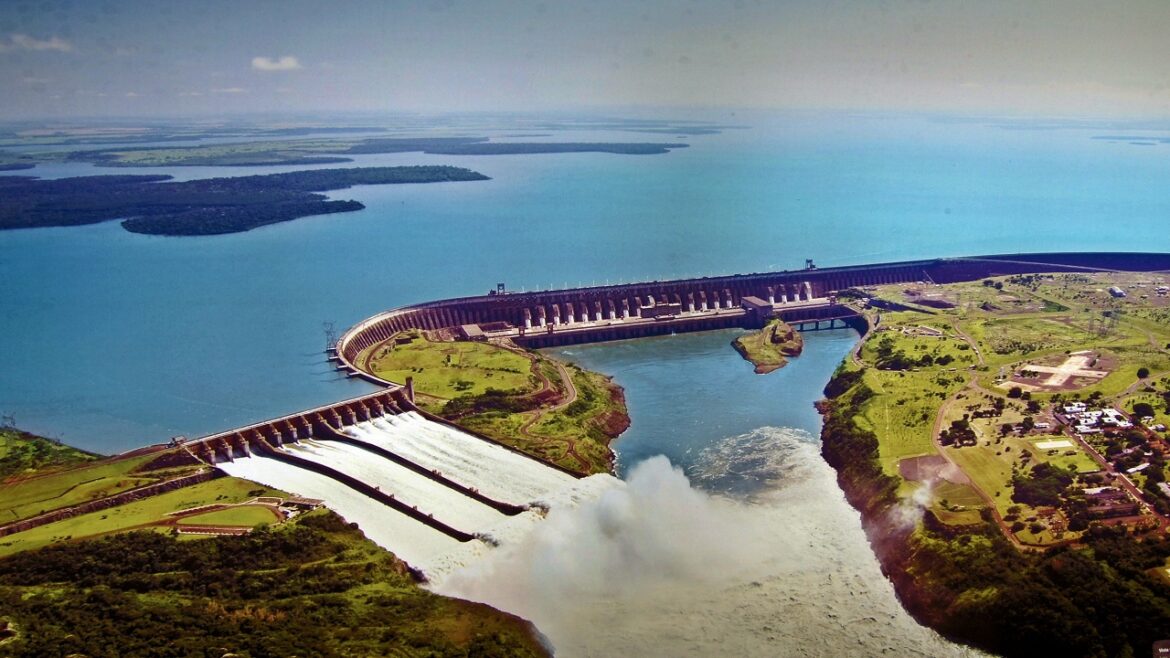 Itaipu bate recorde com produção de quase 275 mil megawatts de energia por hora para atender demanda por conta do calor