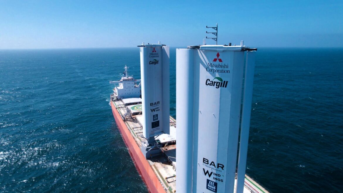Navio cargueiro Pyxis Ocean, que usa velas mecânicas para reduzir o consumo de combustível, chega ao Brasil