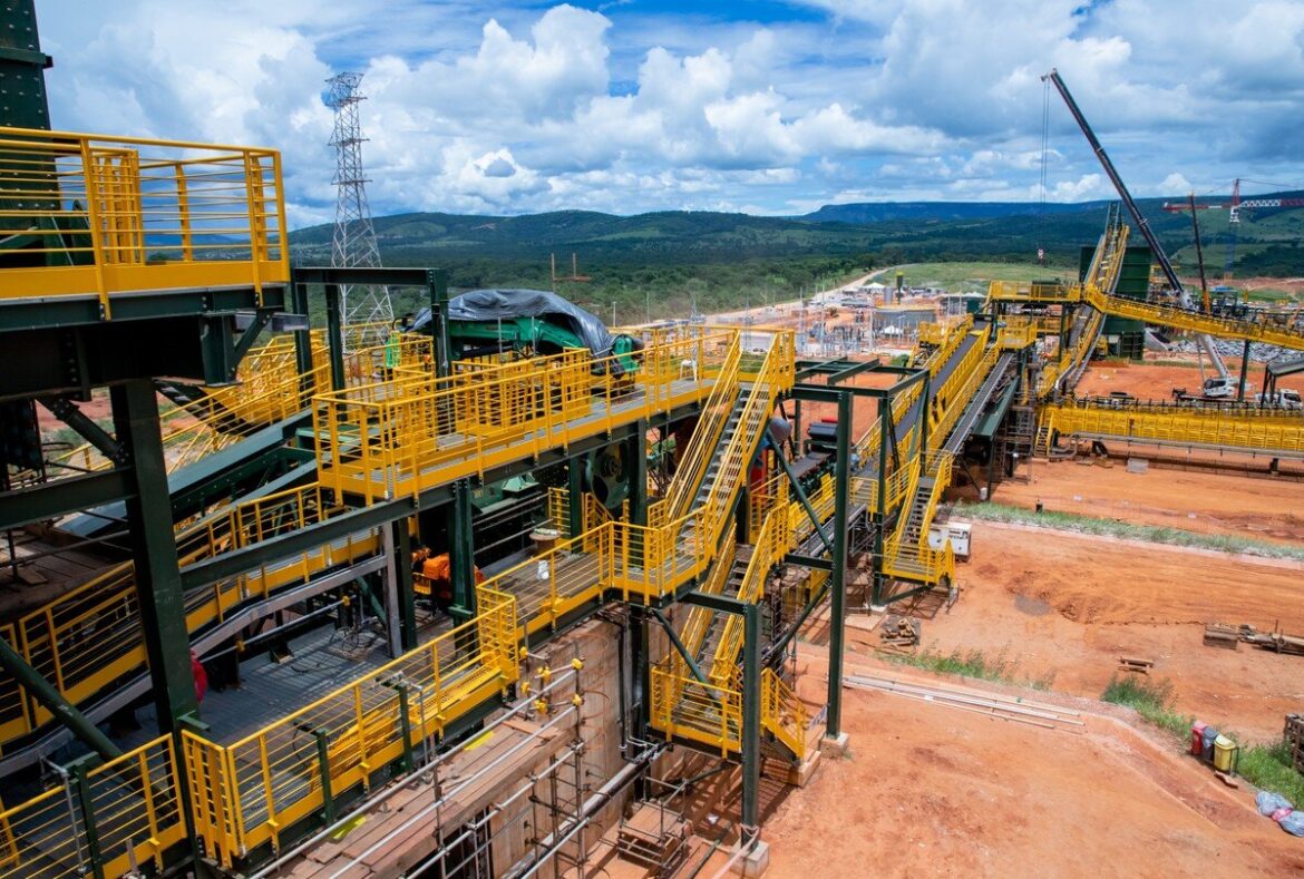 A colaboração entre as empresas e o governo visa a extração de lítio, com uma produção estimada de 300 mil toneladas por ano.