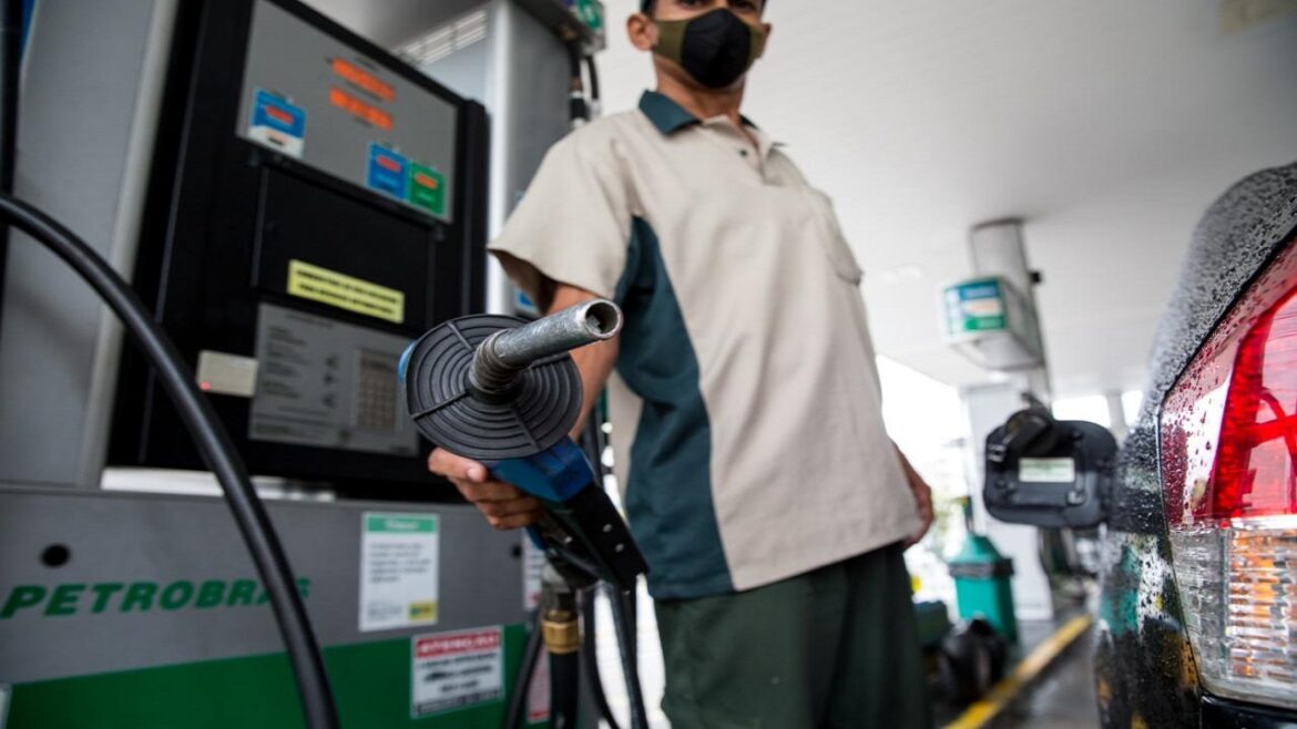 Após dois meses consecutivos, os preços da gasolina, diesel e etanol do país voltaram a cair nas bombas