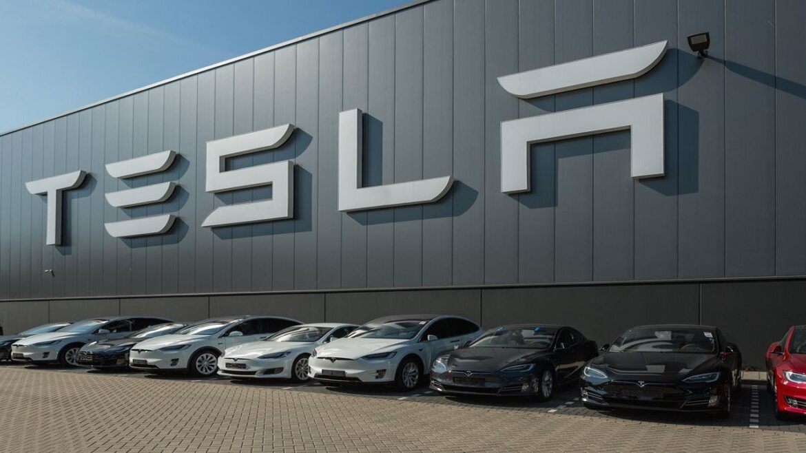 Elon Musk eleva produção da Tesla para números estratosféricos e domina o mercado de veículos elétricos