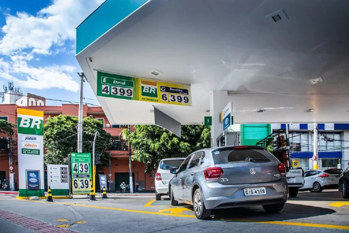 Gasolina já está mais cara no Brasil do que no exterior, após queda do petróleo e do dólar